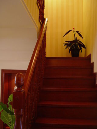 高档欧式复式楼实木楼梯装饰效果图