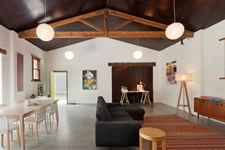 原木自然风美式客厅尖形吊顶设计