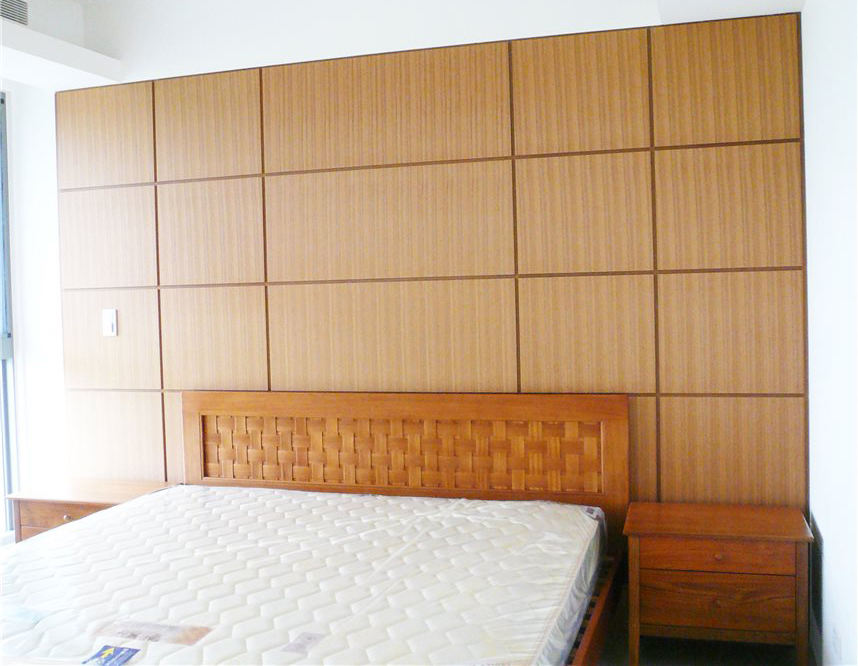 宜家中式卧室床头实木背景墙