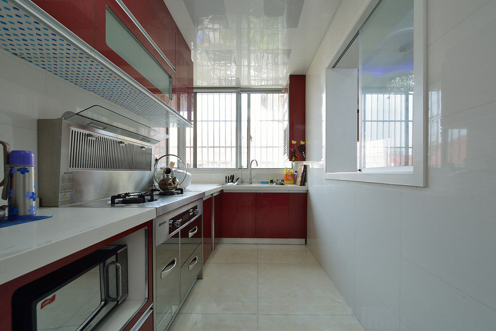 精致简约小厨房红色L型橱柜设计