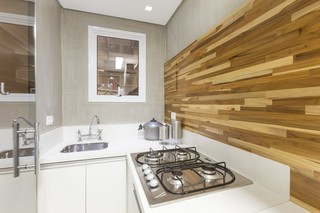 现代圣保罗风格 小厨房实木背景墙设计