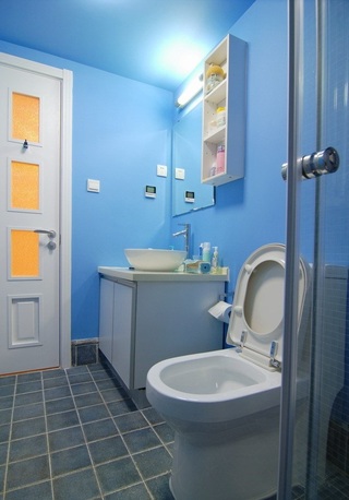 蓝色清新现代卫生间背景墙装饰图