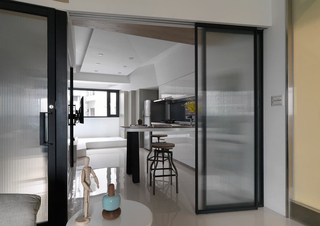 时尚现代厨房黑色玻璃门隔断效果图