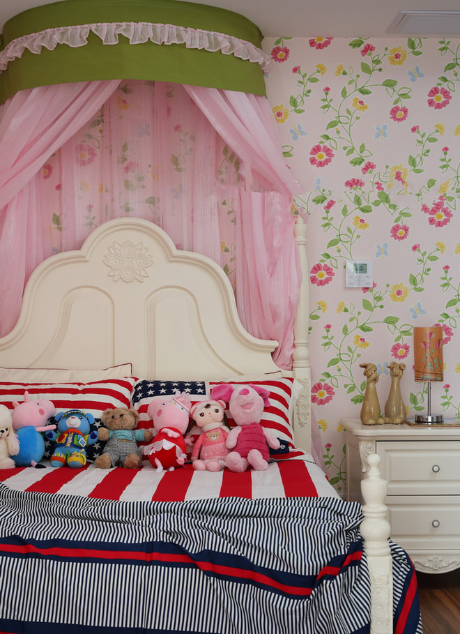 甜美粉色田园风儿童房床头背景墙设计
