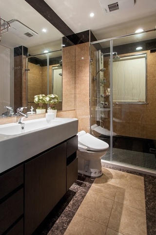 咖色系现代风卫生间淋浴房隔断设计