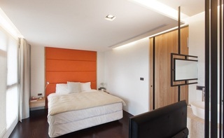 时尚现代卧室橙色软包背景墙设计