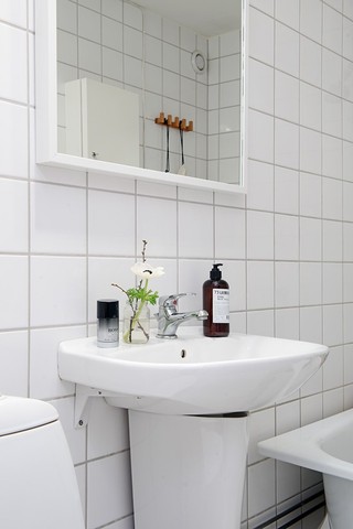 纯白简约北欧风马赛克卫生间洗手台设计