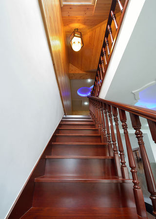 现代中式混搭复式实木楼梯设计