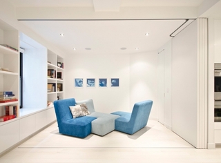 明亮简约现代风客厅蓝色沙发设计