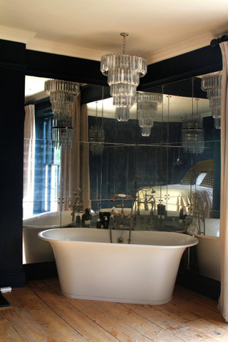 低奢摩登梦幻北欧浴室镜面背景墙设计