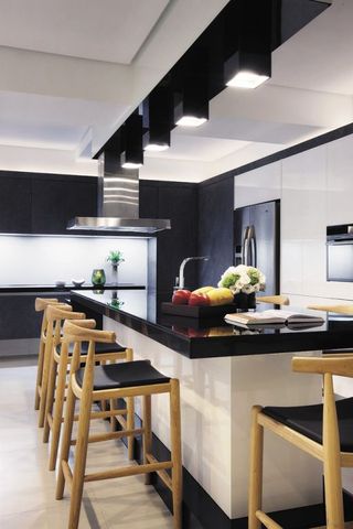 现代家装厨房黑色吧台面装饰图