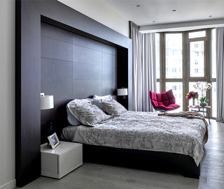简约莫斯科风格卧室黑色背景墙设计