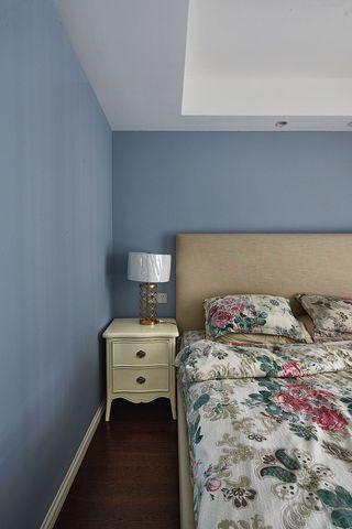 蓝灰色简约美式卧室背景墙装饰效果图