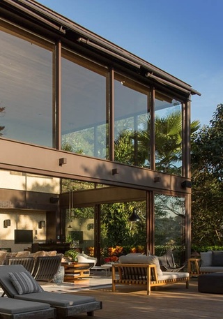 原木混搭玻璃钢结构现代豪华别墅欣赏
