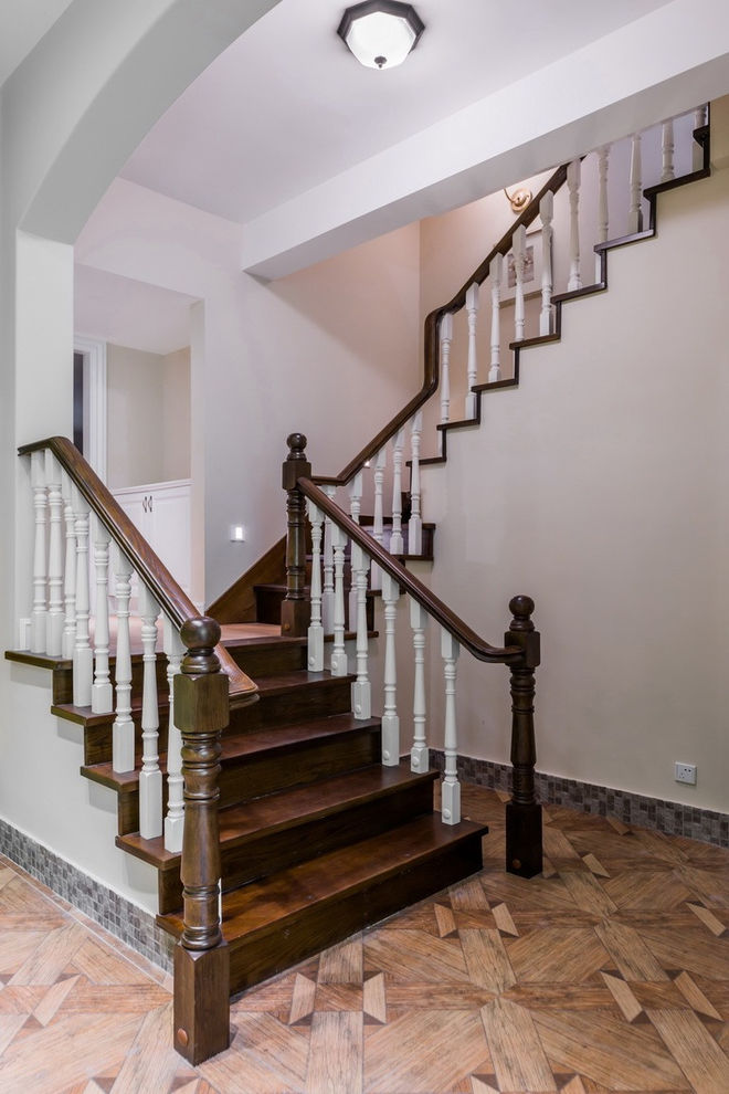 美式风格别墅实木楼梯装修图