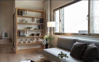 舒适宜家日式客厅木质博古架设计