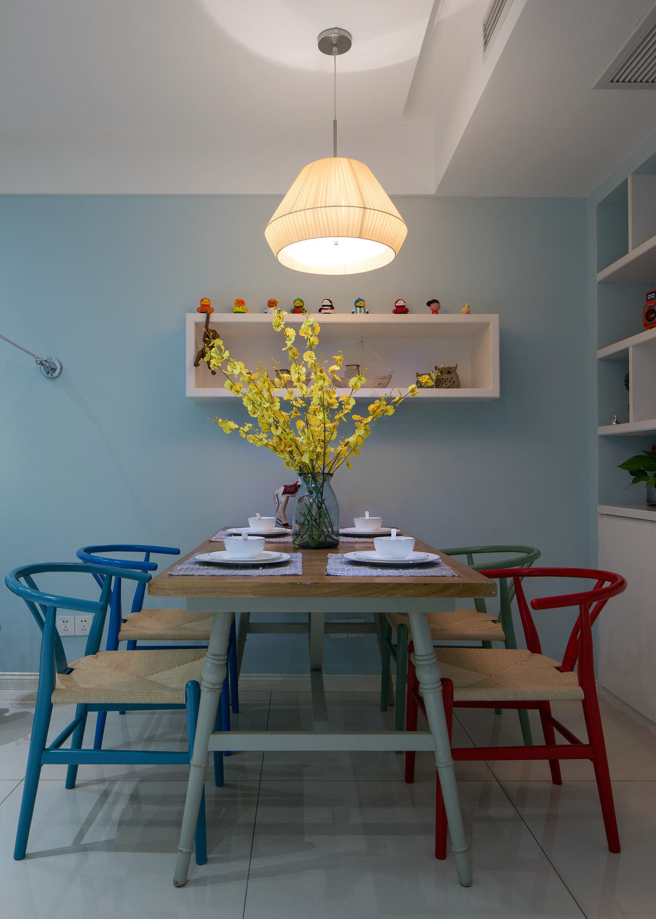 唯美浅蓝色北欧田园风餐厅木质桌椅设计