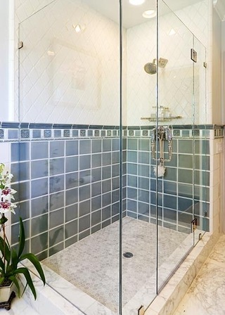 经典蓝色美式马赛克淋浴房背景墙设计