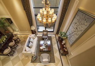 奢华金色欧式宫廷风挑高客厅背景墙设计