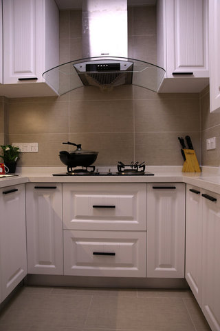 舒适宜家厨房白色U型橱柜设计