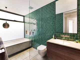 美式风格干湿分离卫生间绿色瓷砖背景墙装饰效果图