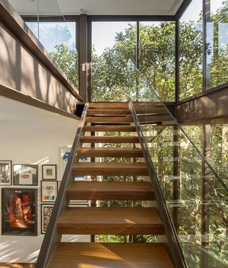 原木混搭现代玻璃钢结构别墅楼梯效果图