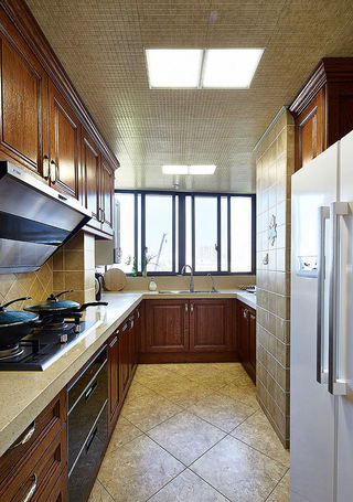 复古美式风格厨房U型实木橱柜效果图