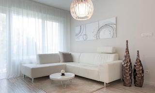 唯美迷人裸色北欧小公寓客厅沙发装饰
