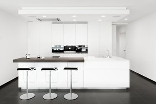 简约现代白色厨房吧台装饰图