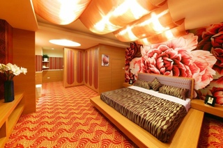 浪漫梦幻红色系新中式卧室牡丹花设计