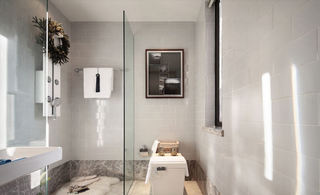 现代简欧小卫生间玻璃隔断设计