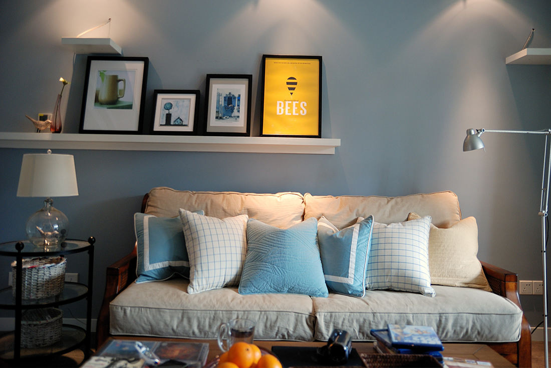 清新蓝色美式客厅沙发照片墙设计