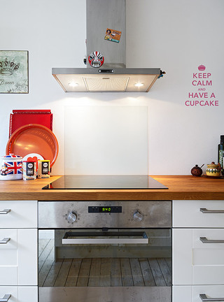 精致北欧风格小厨房不锈钢橱柜设计