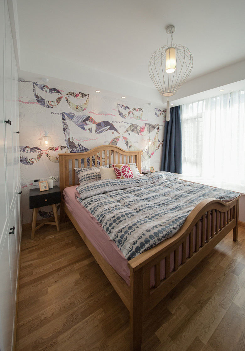 日式现代卧室实木床装饰图