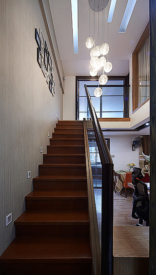 时尚现代复式实木楼梯装饰图