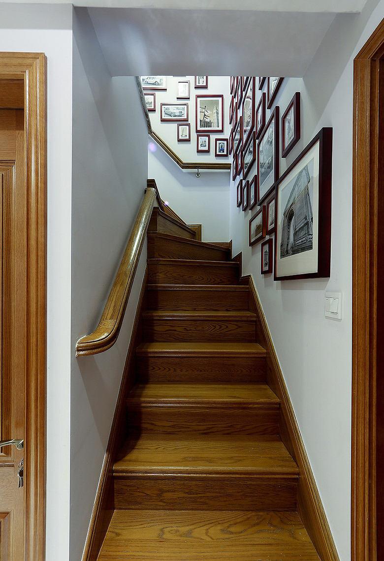 经典美式实木楼梯照片墙效果图