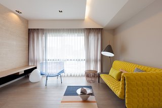 时尚简约客厅黄色沙发垫装饰图