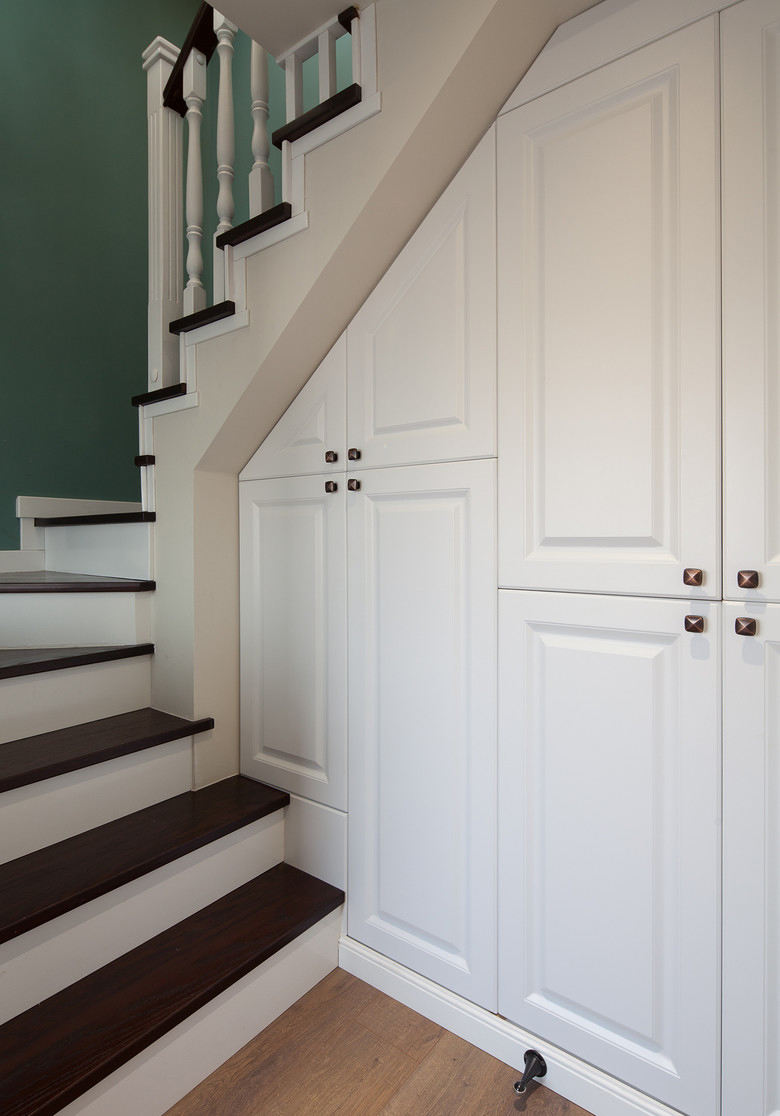白色简美式室内楼梯储藏间设计