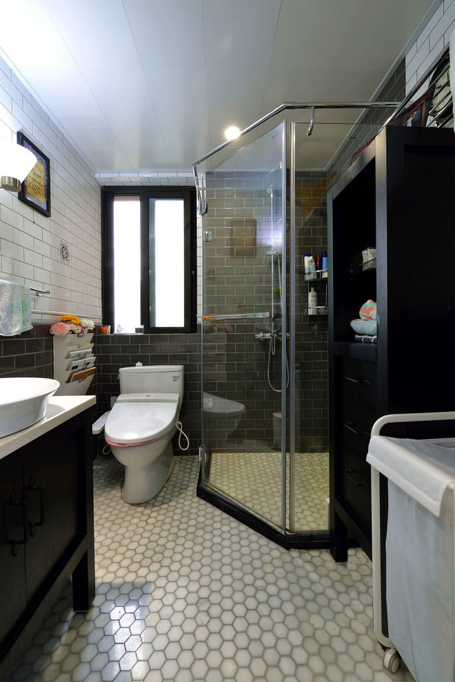 沉稳复古美式卫生间淋浴房隔断设计效果图