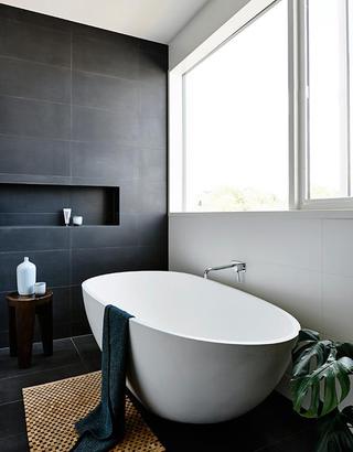 时尚黑白简约美式卫生间浴缸设计