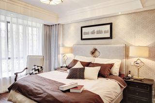温馨暖色调美式卧室背景墙设计效果图