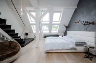 现代创意阁楼卧室天窗设计