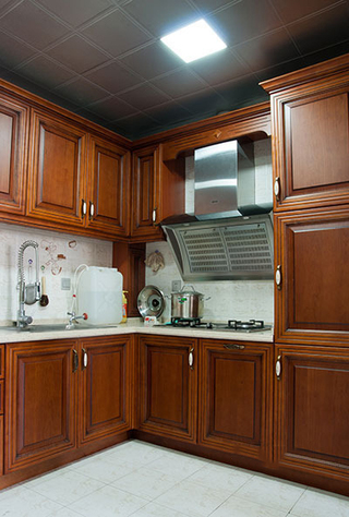 现代中式风格厨房高端实木橱柜装饰设计图