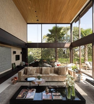 原木混搭玻璃钢结构现代豪华别墅客厅装饰欣赏