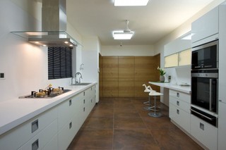 明亮简约现代风厨房白色橱柜设计欣赏