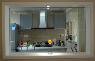 小户型现代简约厨房玻璃隔断效果图