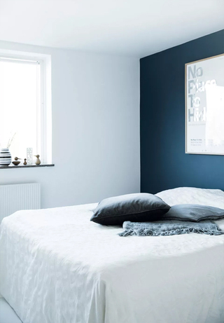 极简北欧卧室深蓝色背景墙装饰图