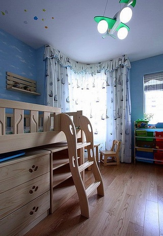 原木混搭儿童房天蓝色背景墙装饰图