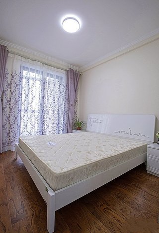 现代家装卧室米白色床垫配置图