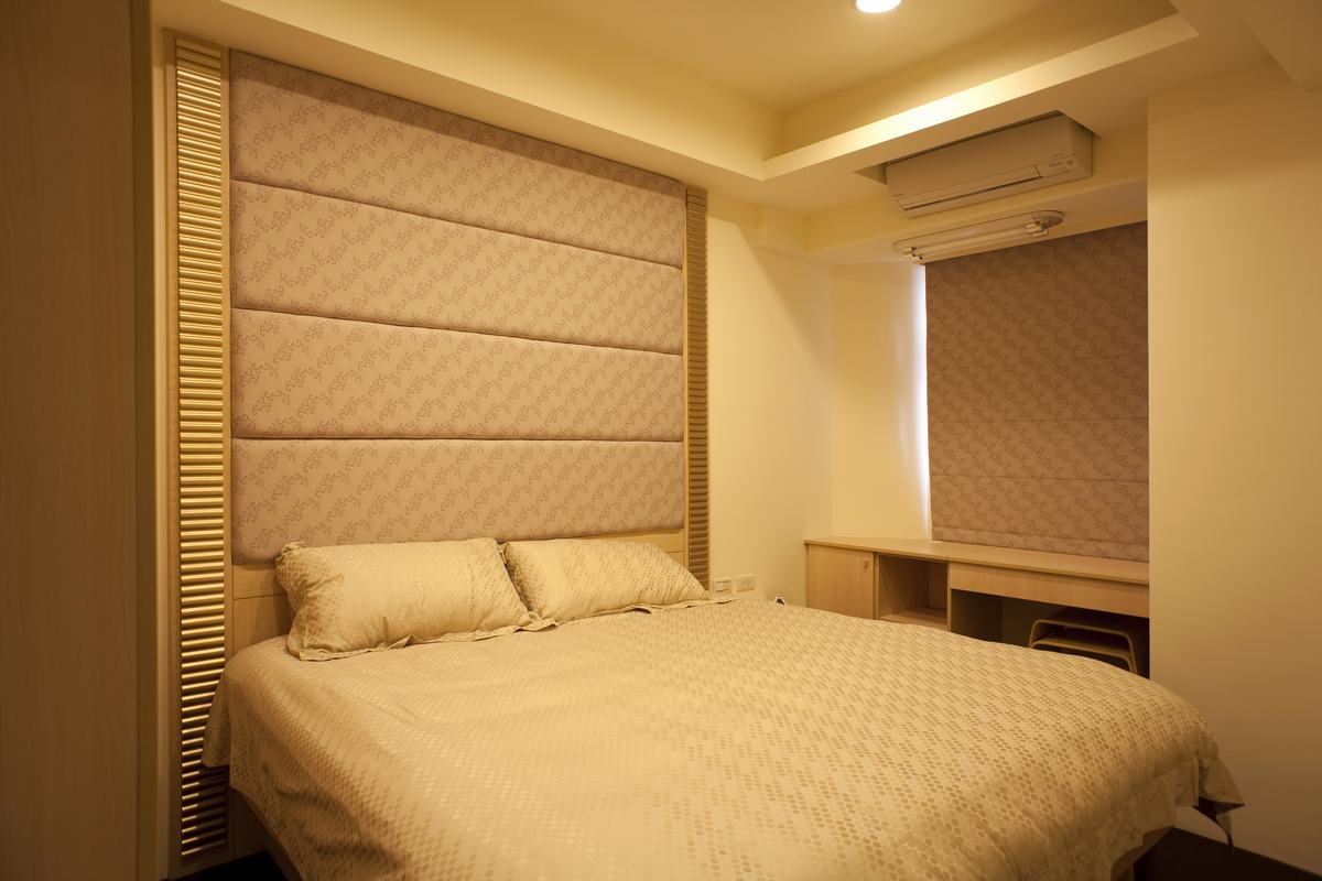 简洁现代日式设计 卧室床头软包装饰图